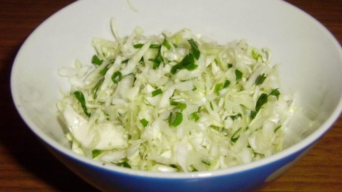 Salată de varză cu ulei și oțet, rețeta corectă