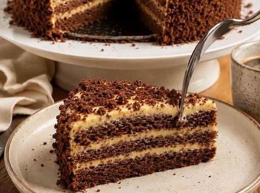 Tort simplu cu trei straturi și cremă delicioasă